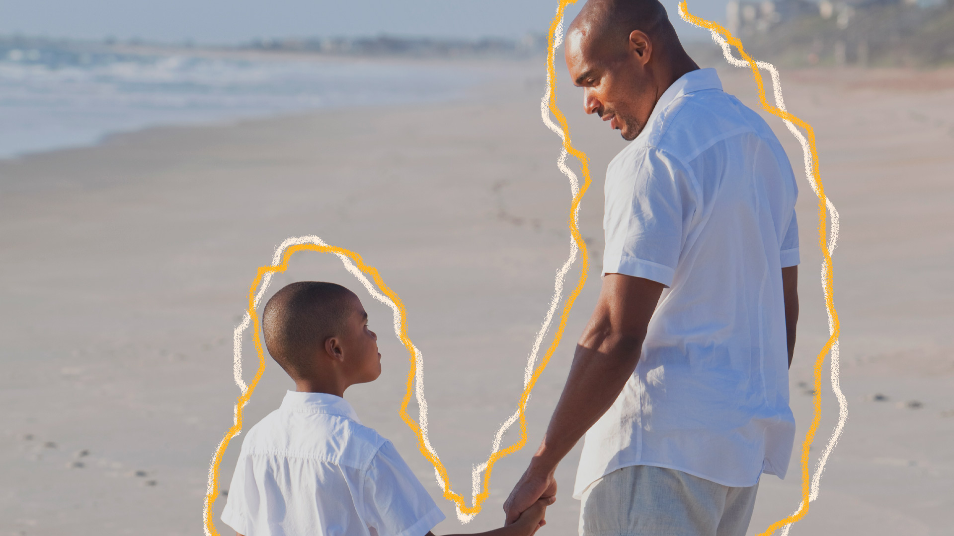 Foto de pai e filho, ambos negros e vestindo roupas claras, na praia, se olham e se dão as mãos, sugerindo que negociar com a criança precisa ser um acordo mútuo, de escuta atenta.