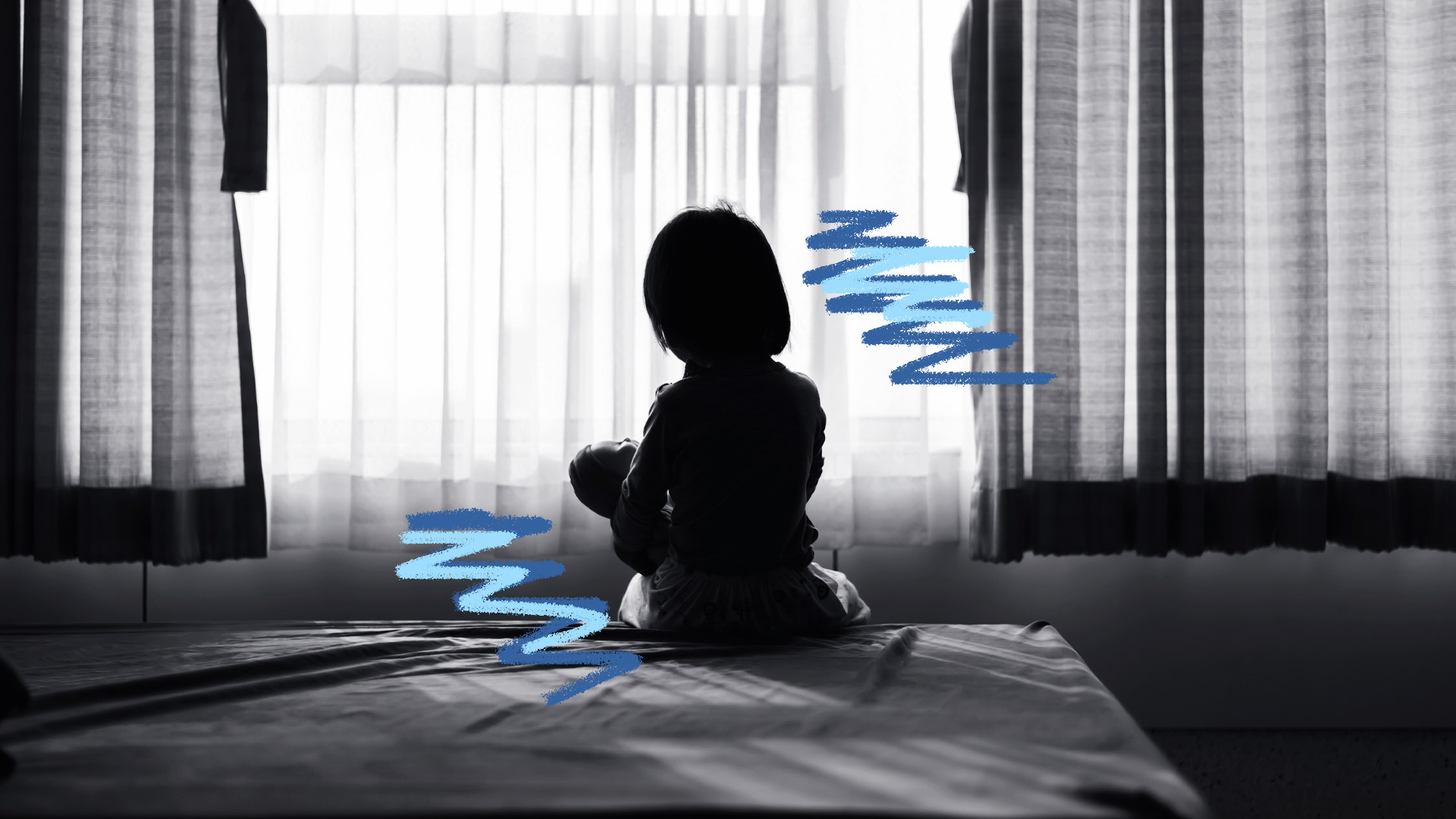 violência contra crianças: uma foto em preto e branco de uma menina sentada em cima de uma cama, de costas, olhando para uma janela
