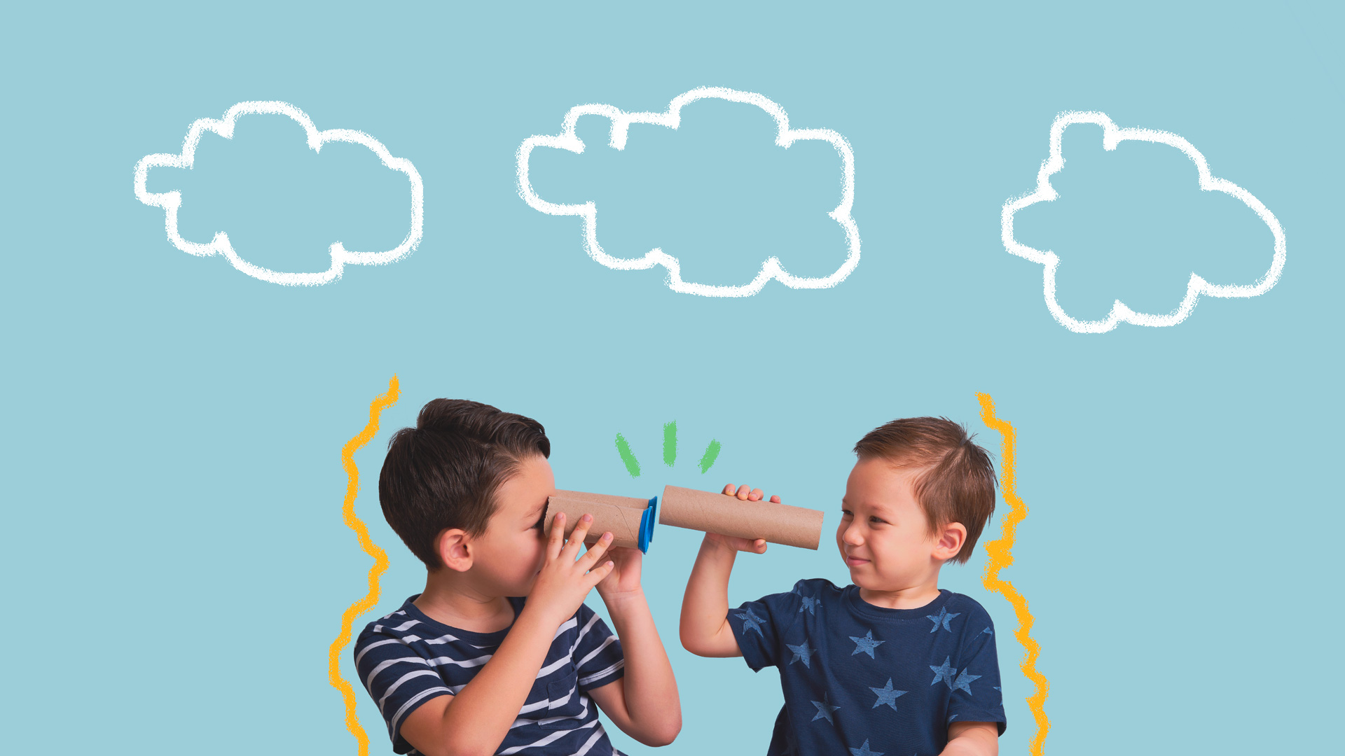 Dois meninos se olham através de binóculos feitos com rolos de papel higiênico customizados. O mais velho usa camiseta listrada e o mais novo camiseta com estampa de estrelas, ambas na cor azul marinho. Acima deles, num fundo azul, está desenhado o contorno de nuvens.