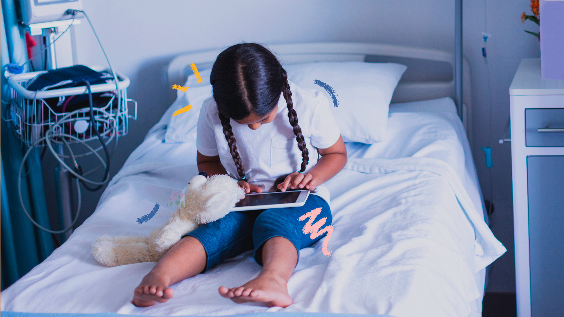Imagem de uma menina com duas tranças, acompanhada de um ursinho de pelúcia. Ela está sentada em uma cama de hospital e apoia no colo um tablet onde deve acessar histórias infantis.
