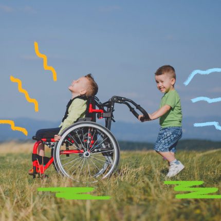 Imagem de dois meninos brancos caminhando em um campo: um deles está em cadeira de rodas e é empurrado pelo outro menino. Ambos sorriem. Texto sobre parque acessível