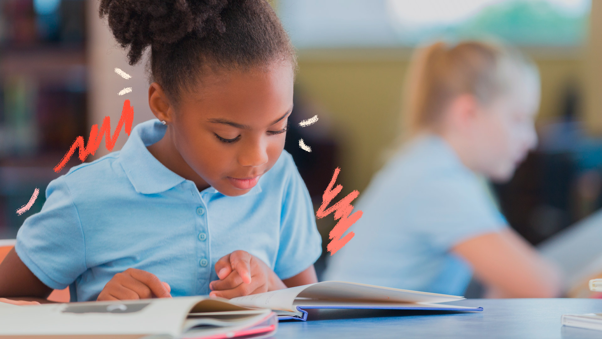 Imagem de uma menina negra, ela está sentada em sua carteira dentro de uma sala de aula lendo em seu caderno.