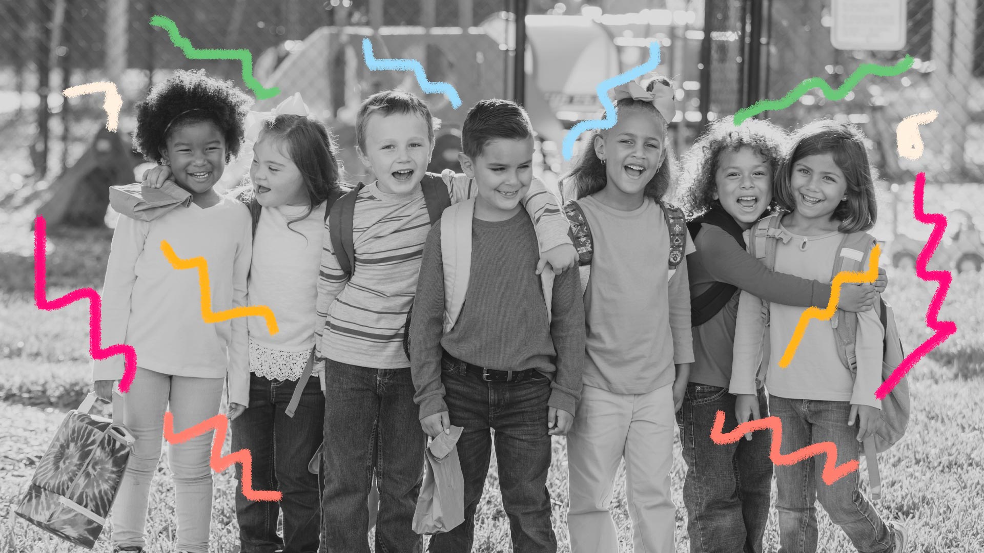 Um grupo de crianças estão em fila, um ao lado do outro, em uma imagem em preto e branco com intervenções coloridas