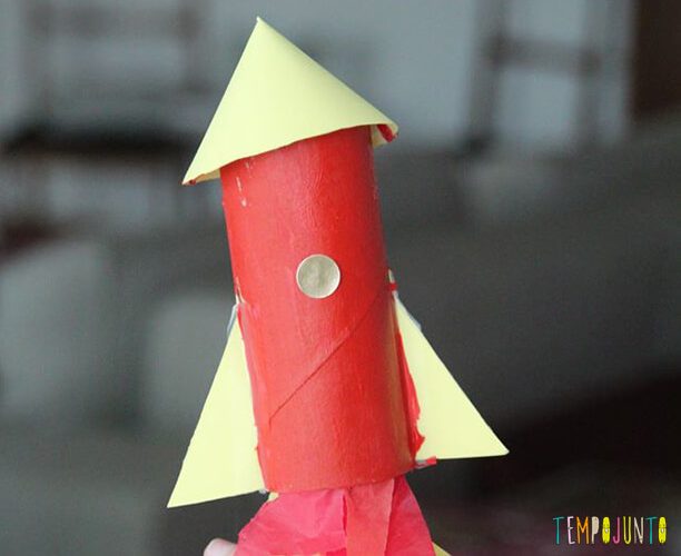 Astronomia divertida: foguete de papel colorido em amarelo e vermelho