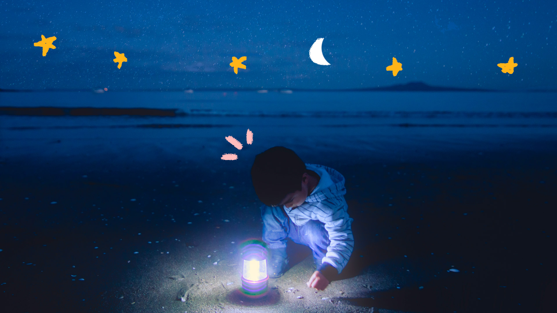 Astronomia para crianças: foto de um menino na praia à noite. Ele brinca com um abajur e ao redor há estrelas e luas desenhadas.