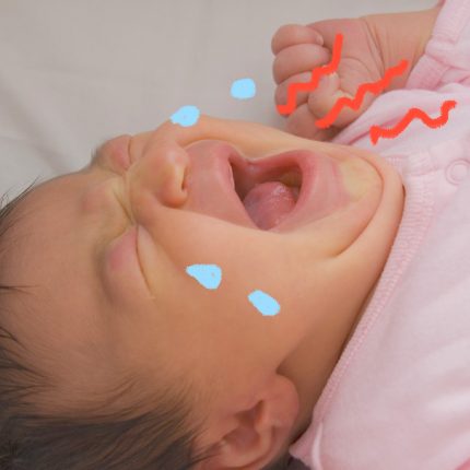 Cólicas dos bebês: um bebê chorando de maneira muito forte