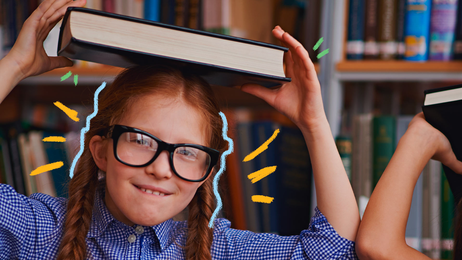 Imagem de uma menina ruiva, com duas tranças laterais, usando óculos e camisa xadrez azul, equilibrando um livro na cabeça.