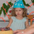 Imagem de uma menina com um bico, ela está comemorando o seu aniversário com bolo e chapeuzinho. Texto sobre meme e infância