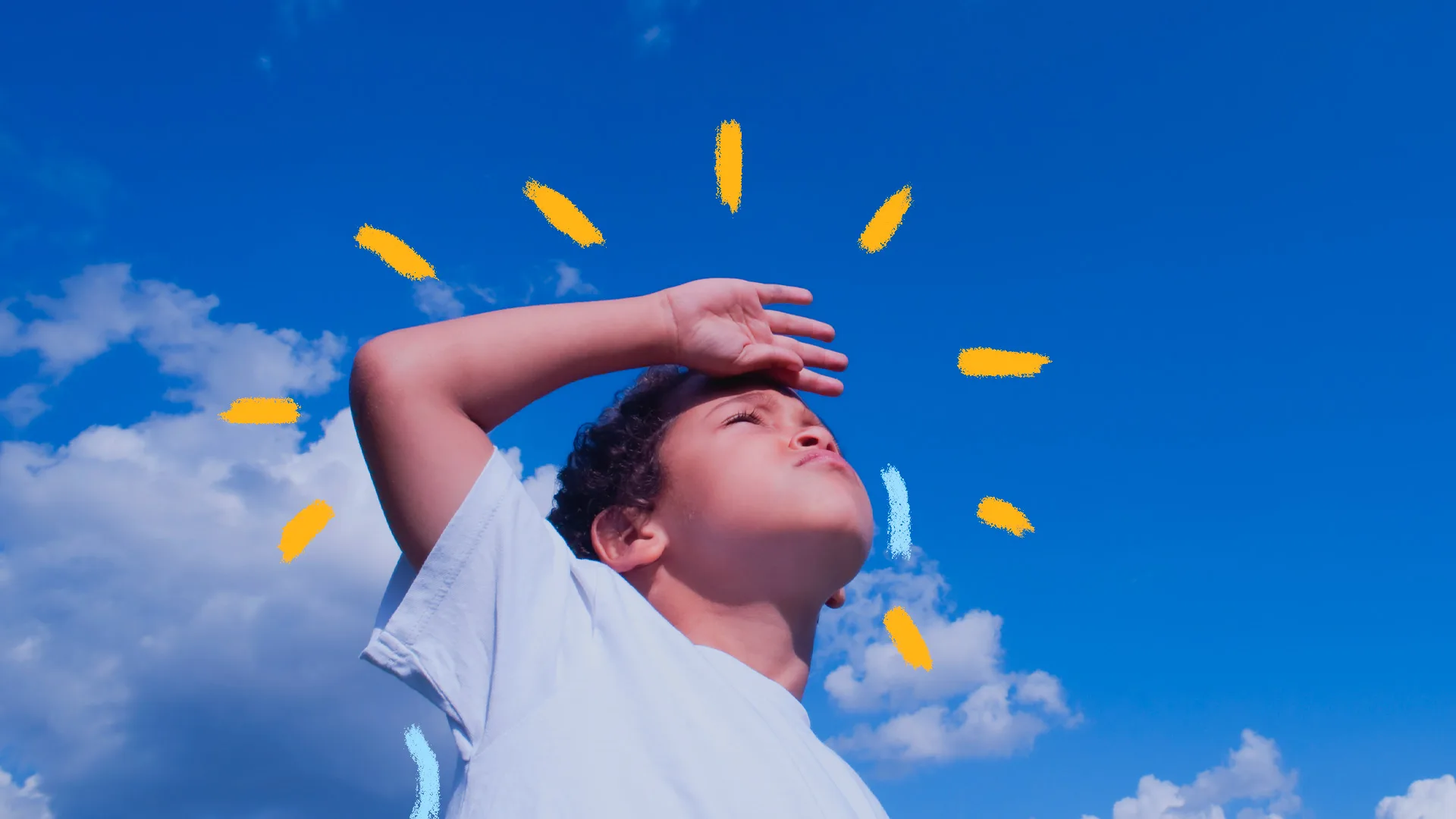 Imagem de um menino negro vestindo uma camiseta branca. Ele está com a mão direita cobrindo acima da cabeça, fazendo o gesto de olhar ao alto e horizonte. No fundo, um céu azul.