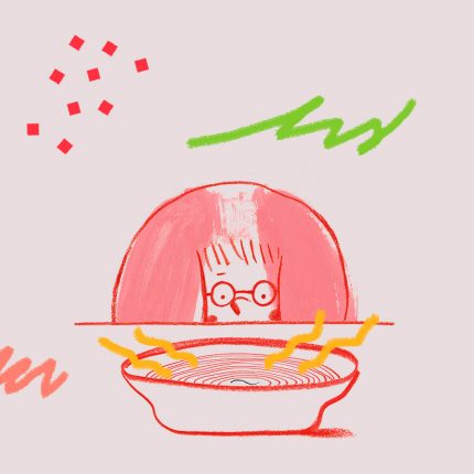 O personagem principal do livro Um pelo na sopa está sentado em frente a um prato de sopa de legumes. A ilustração é toda em tons de rosa e há algumas intervenções ao redor coloridas.