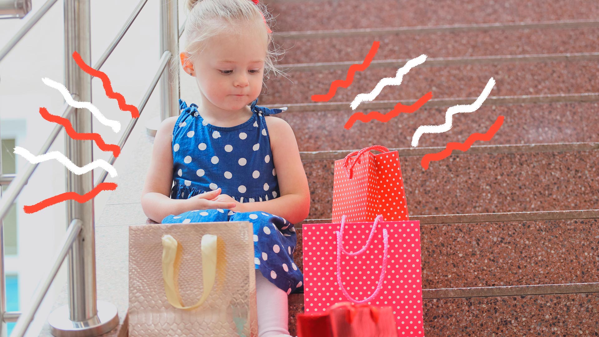 Imagem de uma menina com vestido azul de bolinhas brancas sentada na escada olha para sacolas de compras à sua volta