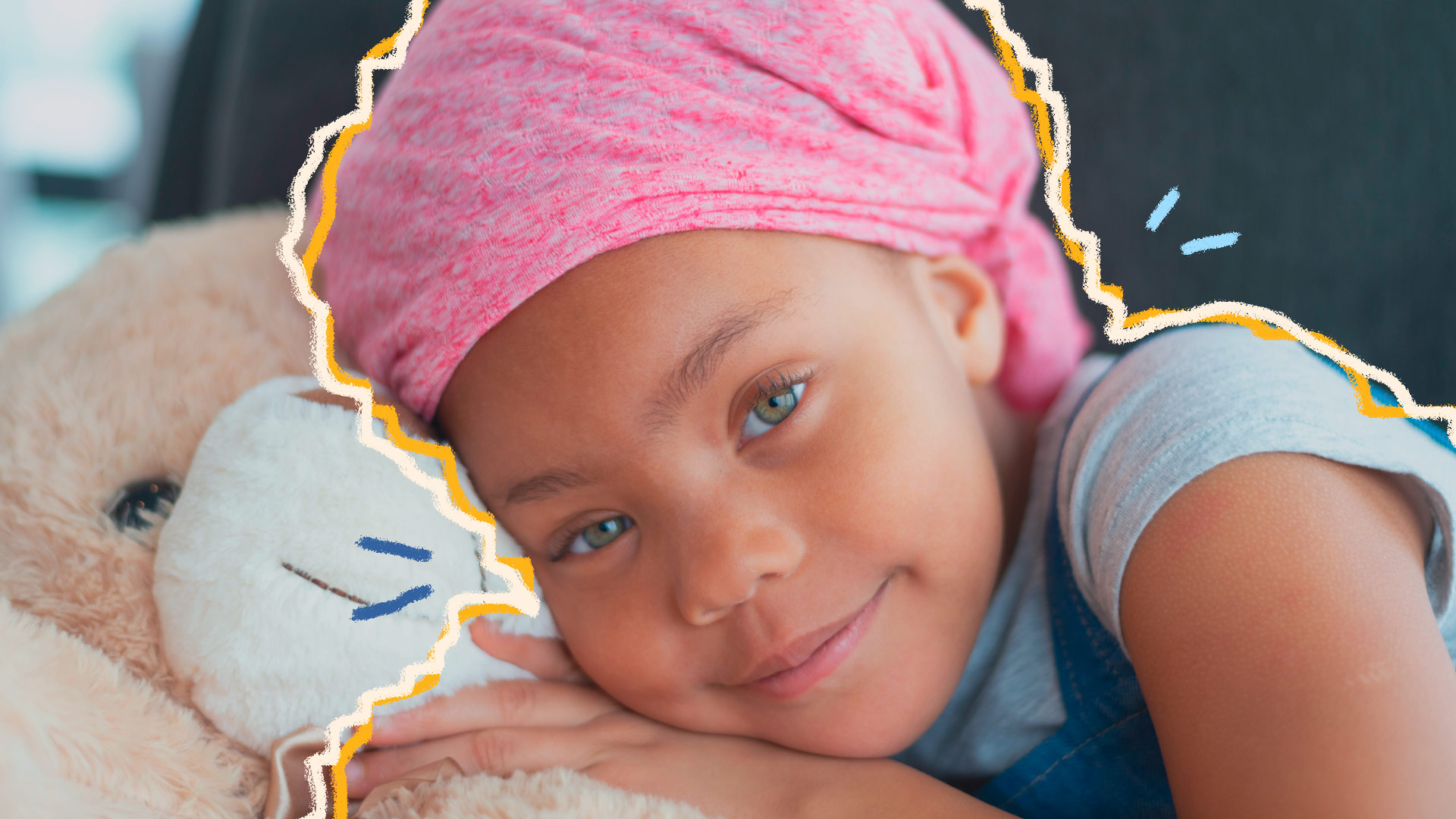 Câncer infantil: uma menina está deitada sobre um urso de pelúcia e traz um lenço amarrado na cabeça
