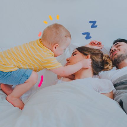 Dormir com os pais: foto de um bebê que interage com os pais enquanto o casal tenta dormir.