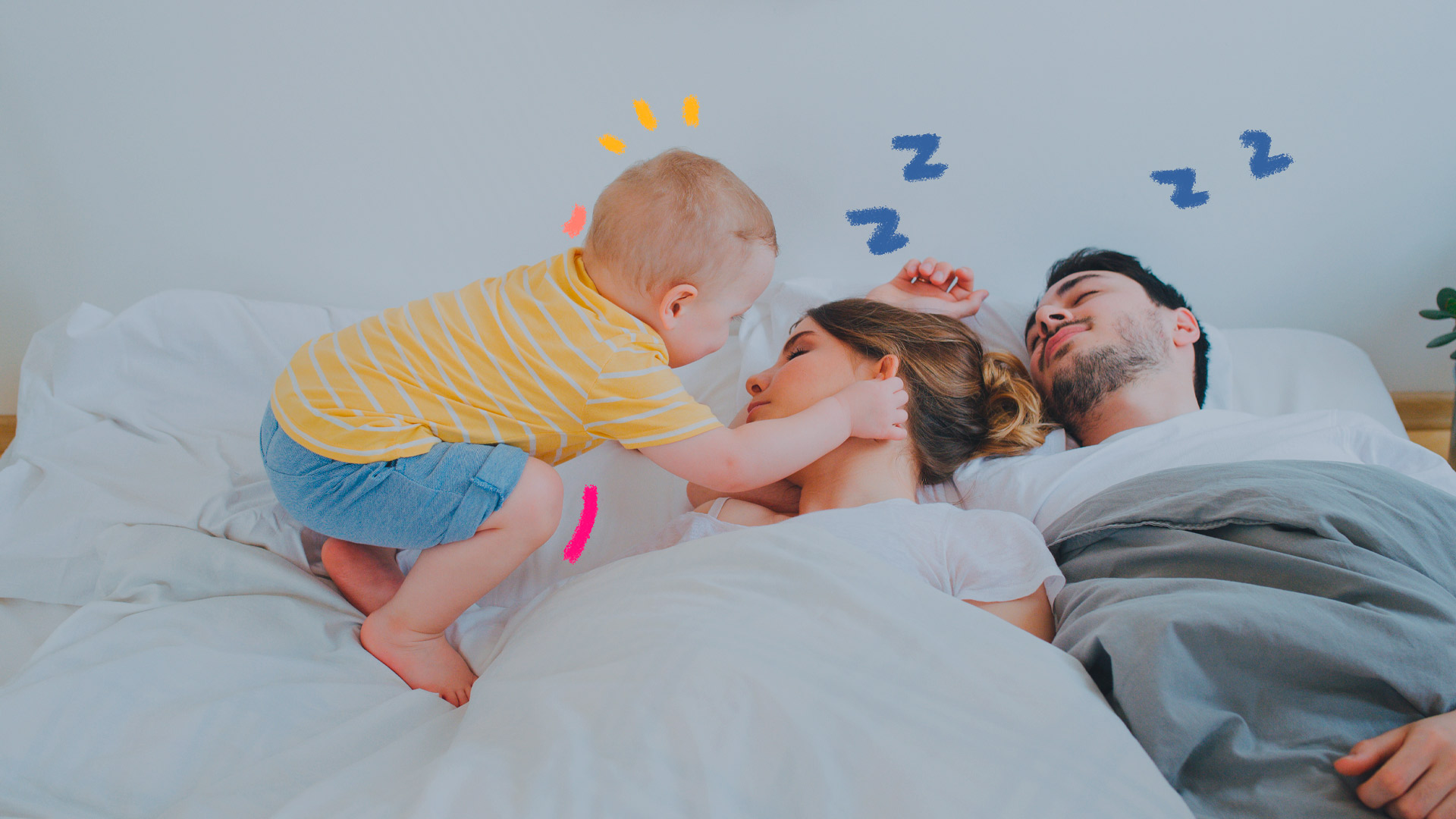 Dormir com os pais: Um bebê interage com os pais enquanto o casal tenta dormir