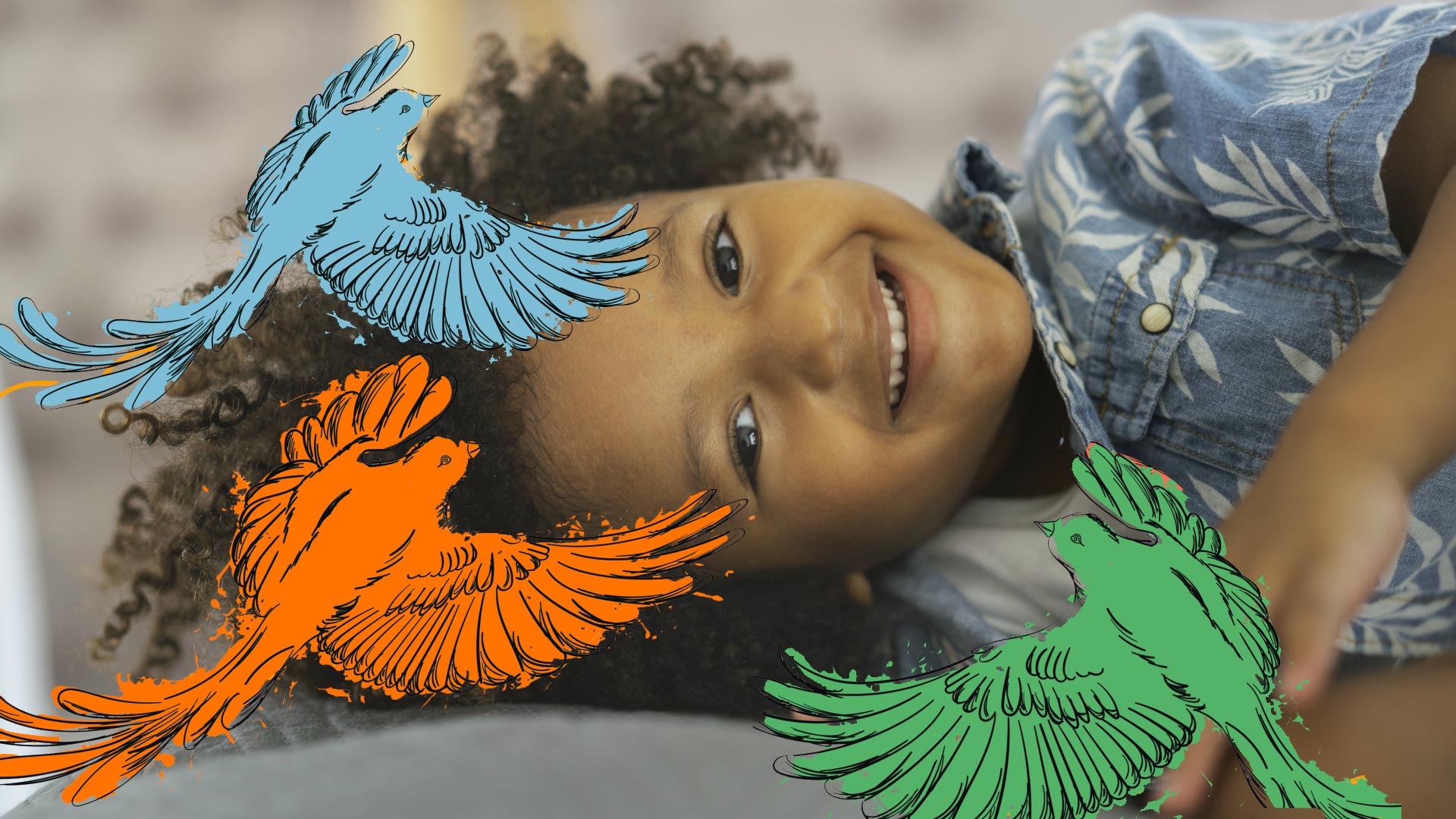 Imagem de um menino negro deitado, ele aparece envolvido pela ilustração de três passarinhos coloridos.