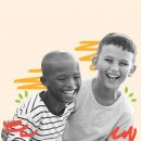 Imagem de dois meninos sorrindo próximos um do outro ilustrando série sobre masculinidades e afeto