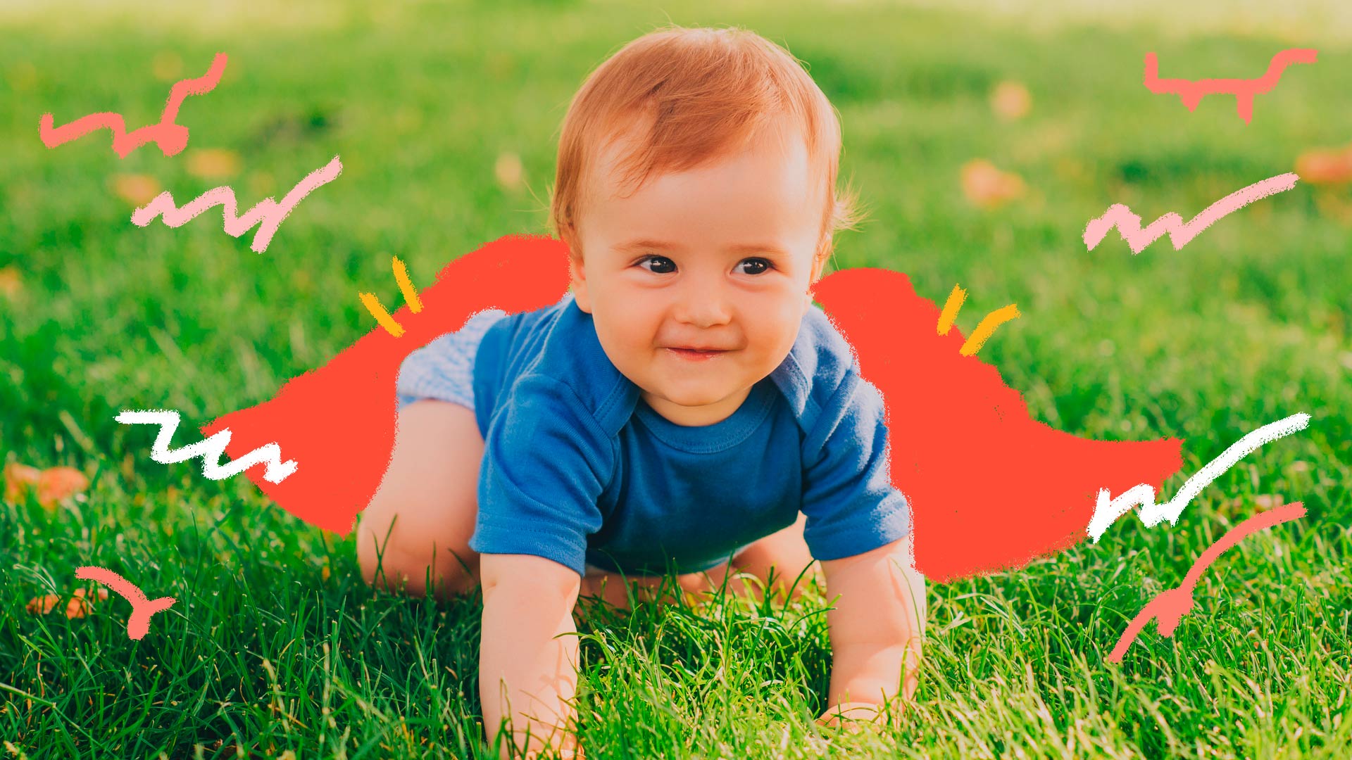 Foto de um bebê loirinho, vestindo roupas em tons azulados, está engatinhando num gramado e sorrindo