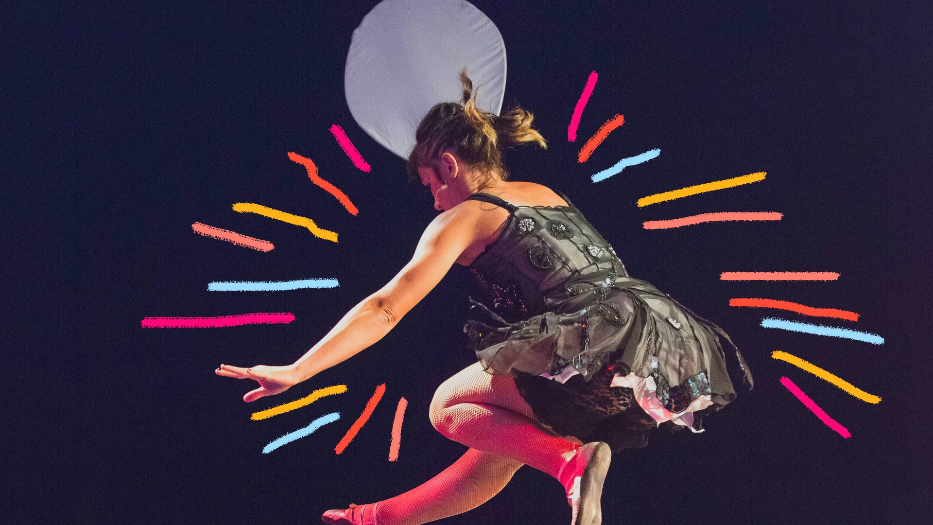 Foto de uma artista de circo fazendo um salto acrobático
