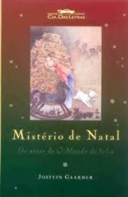 Capa do livro “Mistério de Natal”, de Jostein Gaarder: uma capa em degradê vermelho e verde com uma ilustração de motivos natalinos, uma árvore, uma mulher, um cavalinho de brinquedo e um cão