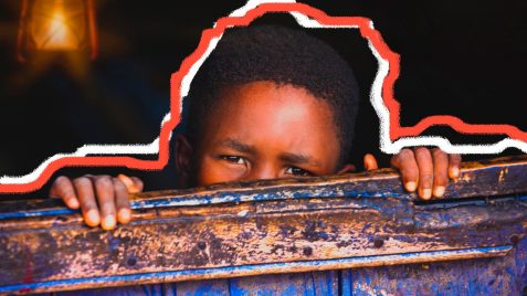 Uma criança negra está olhando atrás de uma janela. Conseguimos ver apenas seus olhos, preocupados e tristes.