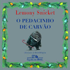 Capa do livro “O pedacinho de carvão”, de Lemony Snicket: em um fundo azul, o personagem carvão aparece no centro, com luzinhas natalinas à sua volta