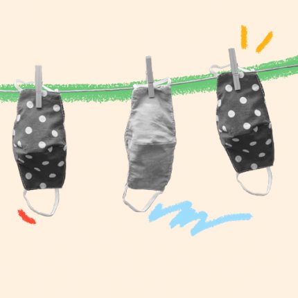 Há três máscaras penduradas em uma varal