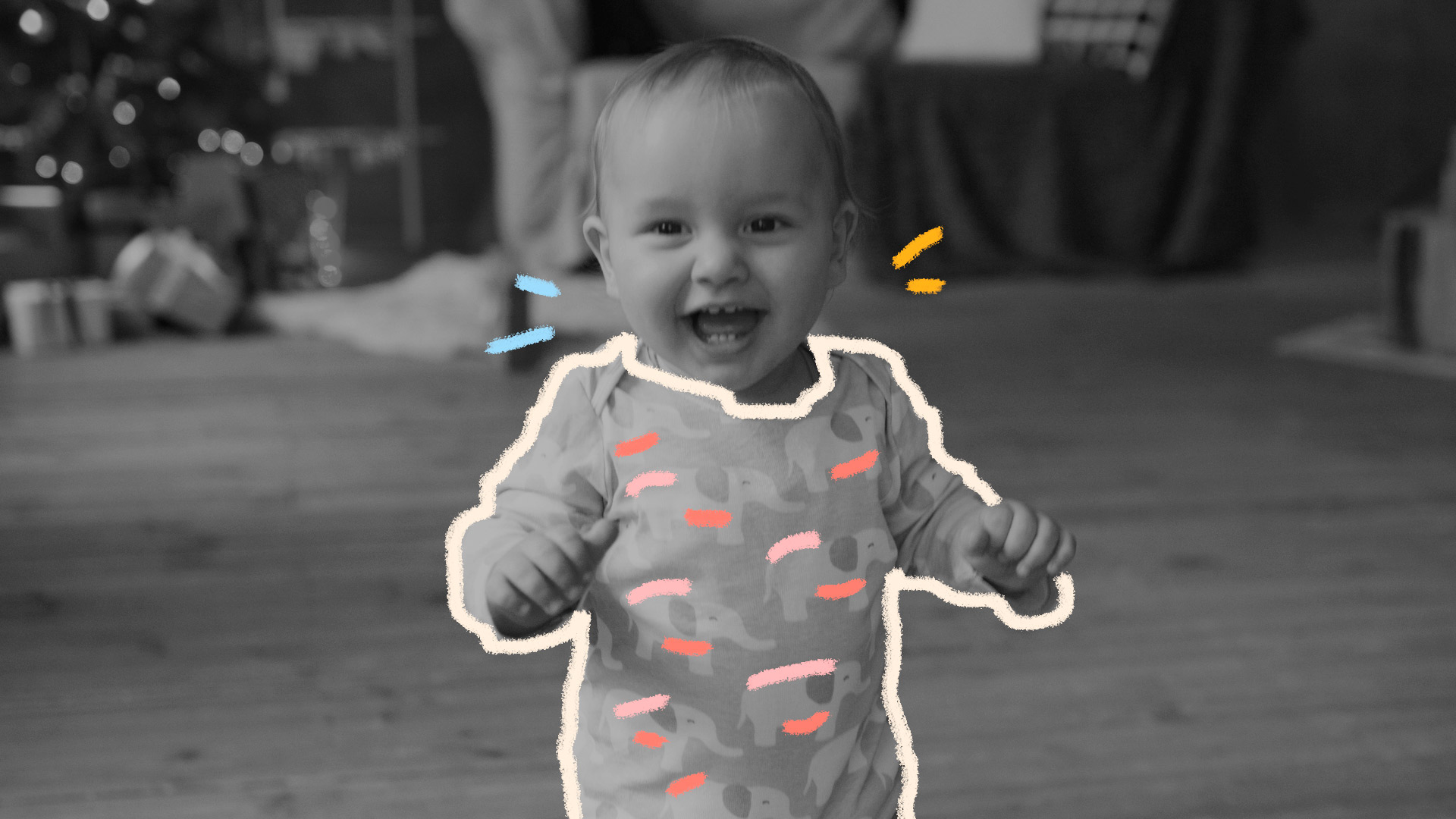 Foto em preto e branco de um bebê vestindo um body, correndo feliz em direção à câmera e sorrindo