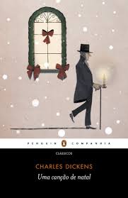 Capa do livro “Uma canção de Natal”, de Charles Dickens: um senhor britânico vestido com capa e cartola passa por uma janela enfeitada com laços natalinos e carrega uma vela à mão