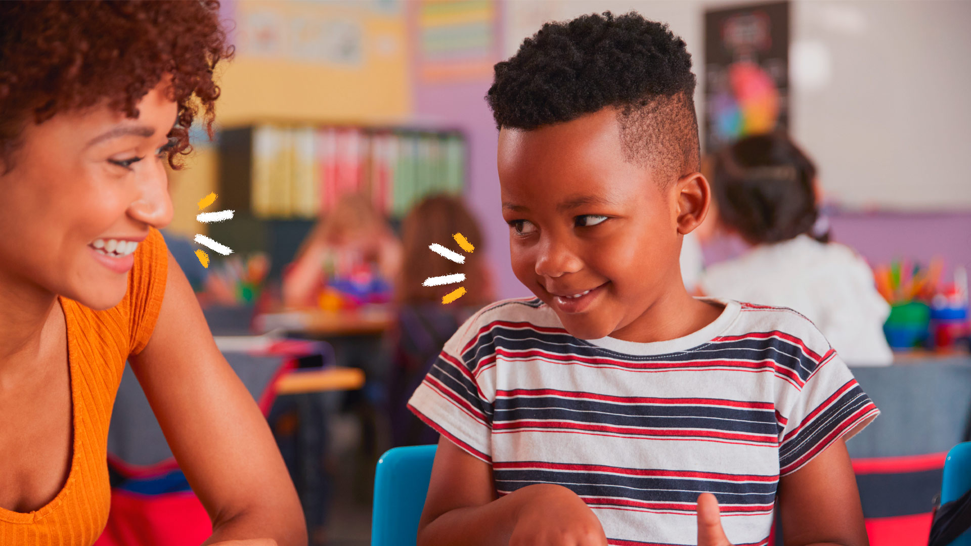Valorizar a educação infantil? um menino e uma professora em sala de aula, ambos negros, estão olhando um para o outro e sorrindo. O menino está apontando para algo na tela do tablet.