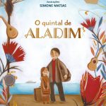Capa do livro “O quintal de Aladim”, de Andréa Avelar e Simone Matias. Um adulto e uma criança estão em frente ao mar carregando suas bagagens