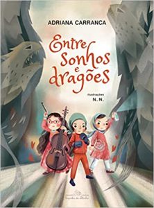 Capa do livro "Entre sonhos e dragões", de Adriana Carranca, com ilustração de três meninas, que têm em suas mãos pincéis e uma lata de spray, luvas de boxe e um violoncelo, e estão em um vale com bichos ao redor.