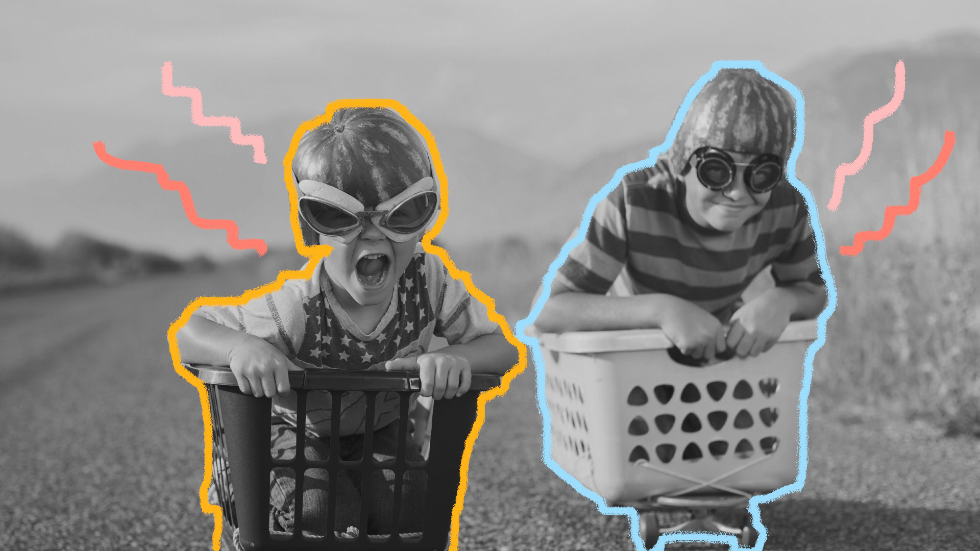 Manias das crianças: foto em preto e branco de dois meninos, em cima de cestos sobre skates imitando carrinhos, apostam uma corrida. Ambos usam um capacete feito de casca de melancia, e óculos de corrida.