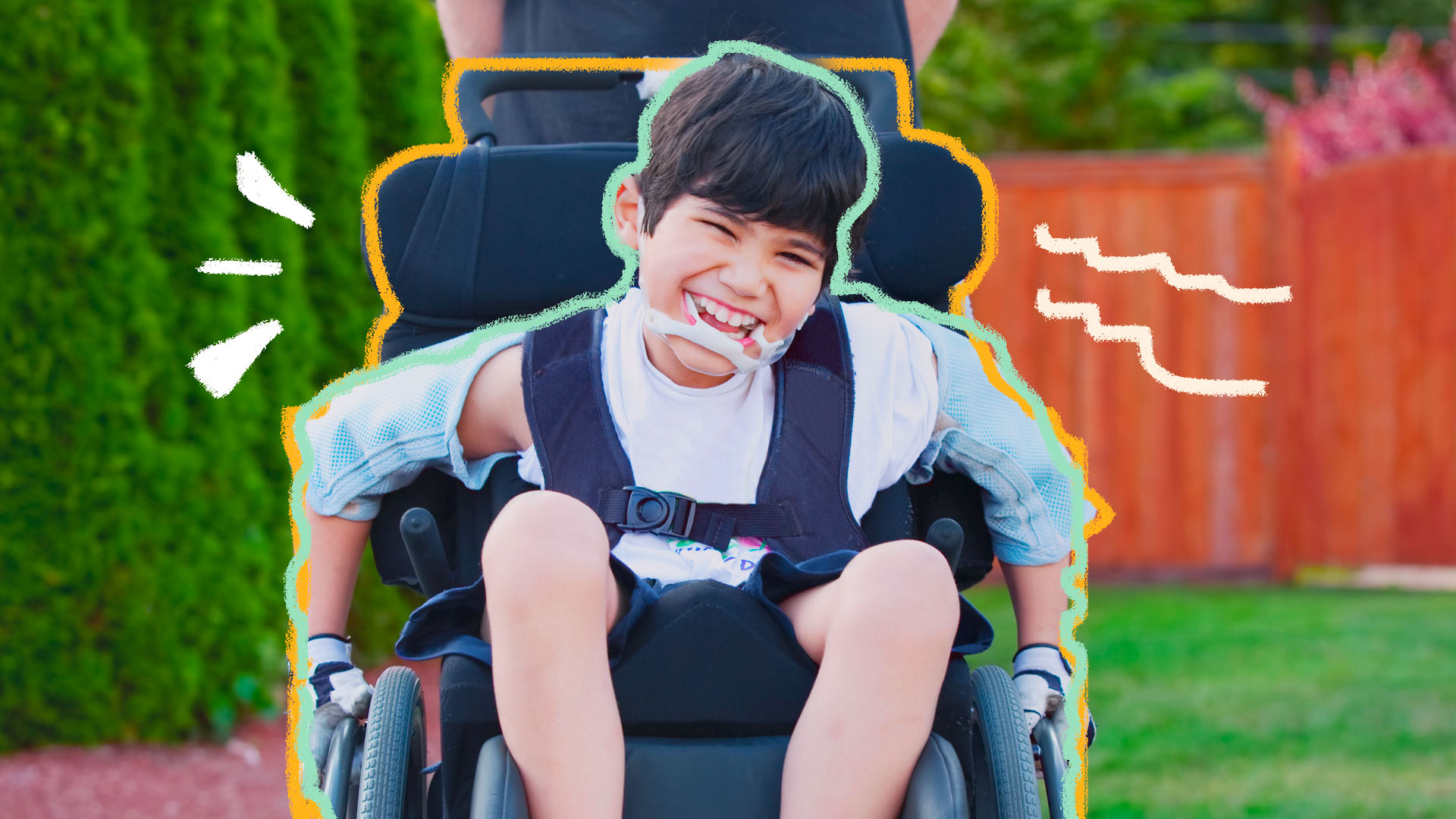 Criança sorrindo em uma cadeira de rodos e um aparelho ortodôntico externo à boca