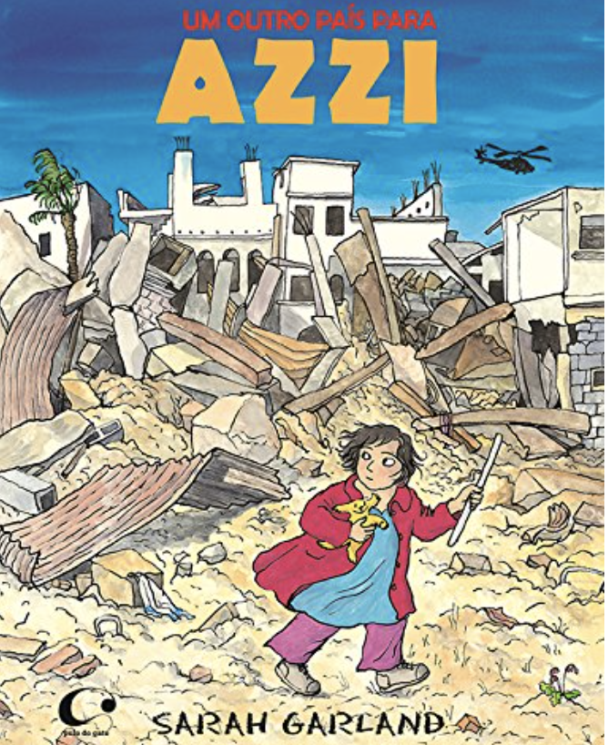 Capa do livro “Um outro país para Azzi”, de Sarah Garland, com ilustração de uma menina com um urso de pelúcia em suas mãos, que caminha por uma cidade destruída.