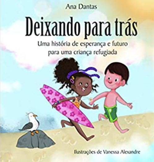 Capa do livro “Deixando para trás: uma história de esperança e futuro para uma criança refugiada”, de Ana Dantas e Vanessa Alexandre, com ilustração de uma menina negra que segura a mão de um menino branco, que estão correndo em uma praia.