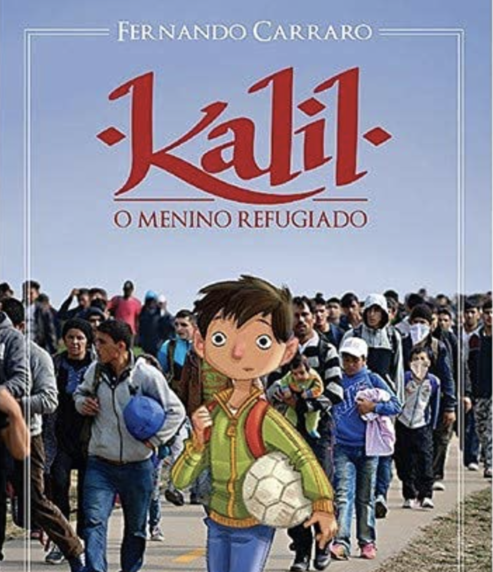 Capa do livro “Kalil: o menino refugiado”, de Fernando Carraro, com ilustração de um menino de pele clara e cabelos escuros, que segura uma bola, e está a frente de uma foto com pessoas caminhando.