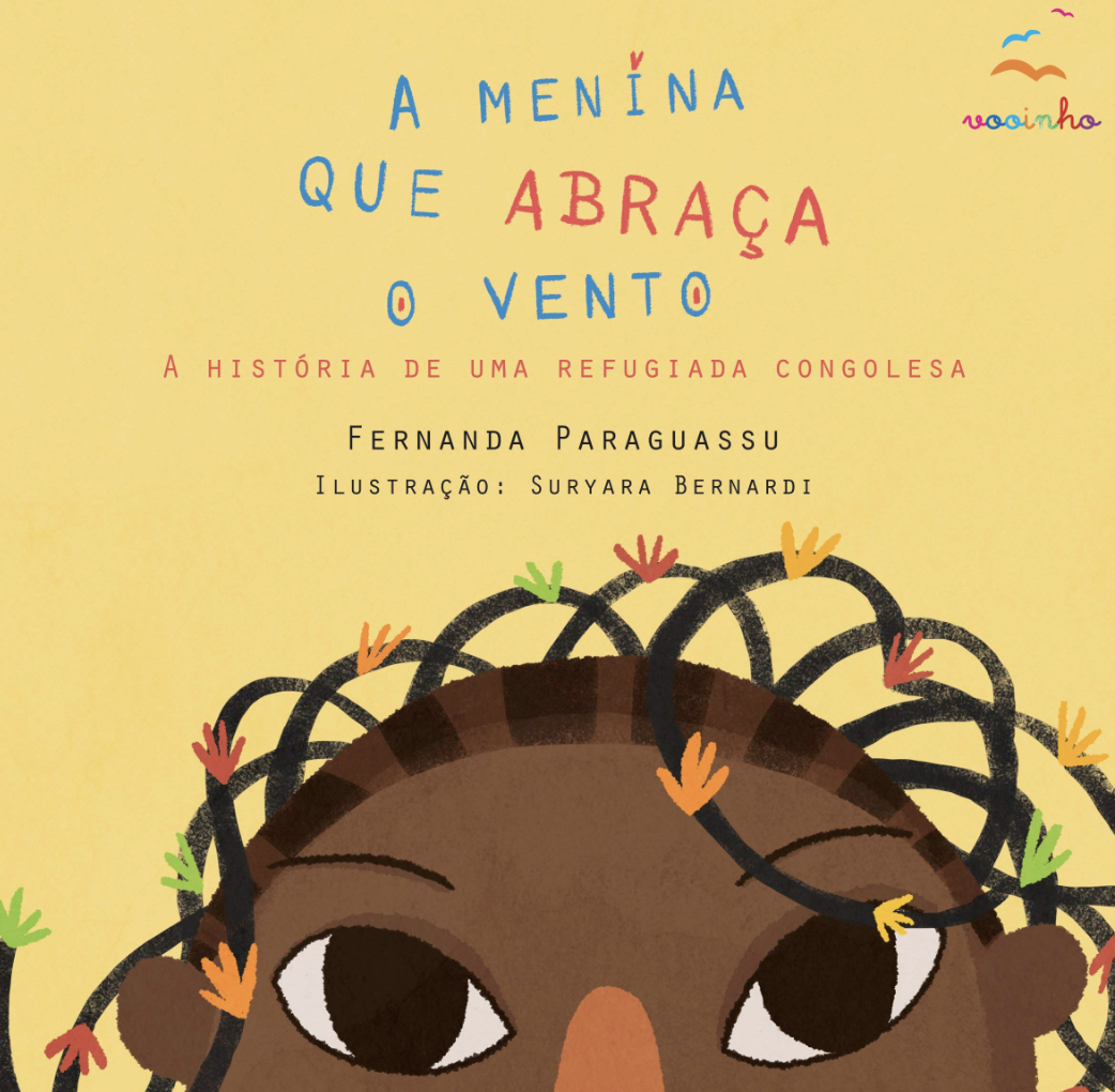 Capa do livro “A menina que abraça o vento: a história de uma refugiada congolesa”, de Fernanda Paraguassu e Suryara Bernardi, com ilustração de parte do rosto de uma menina negra, que olha para frente.