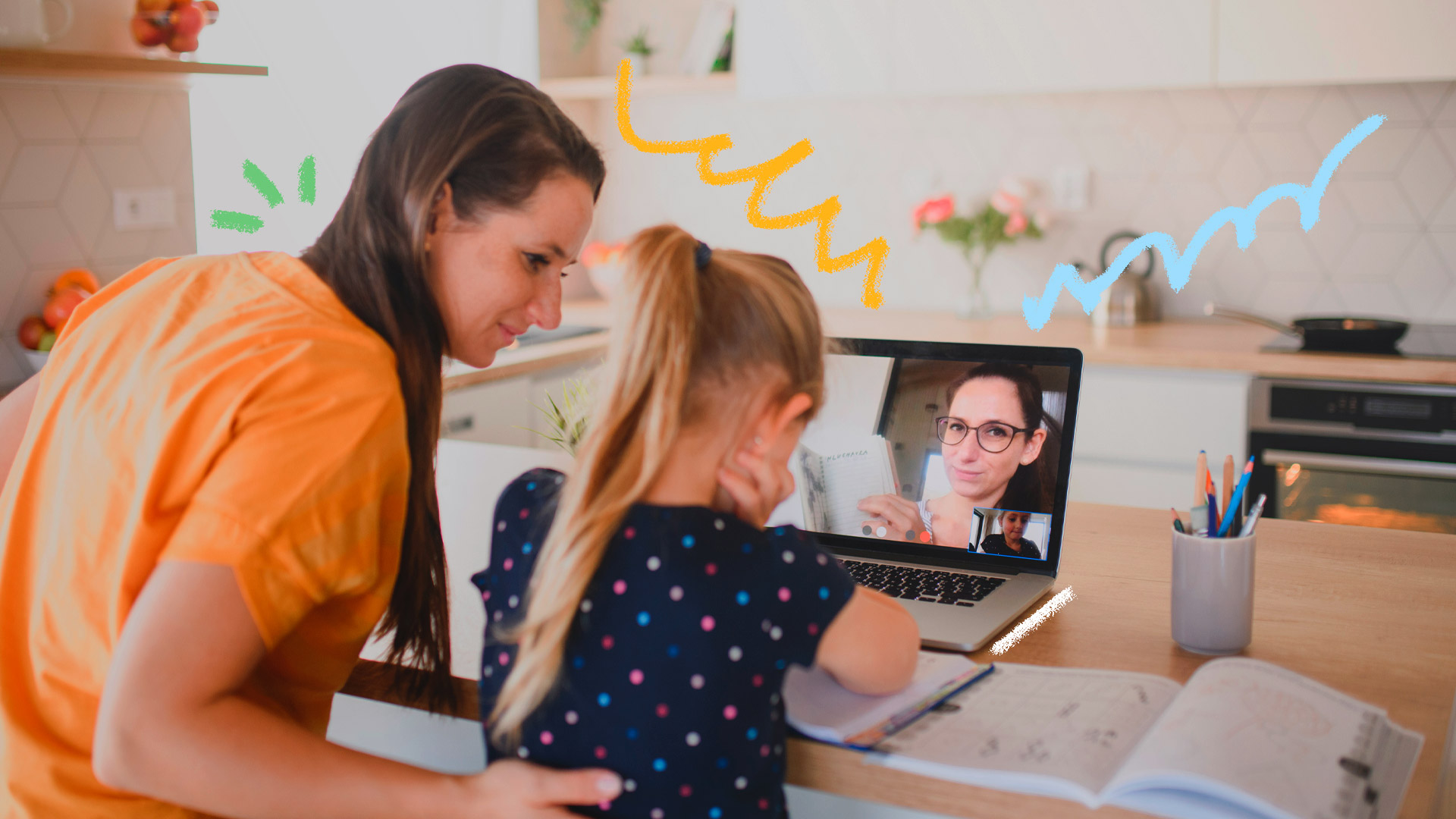 Mãe e filha estão sentadas, em frente a um computador e, através da dela, conversam com o professor.