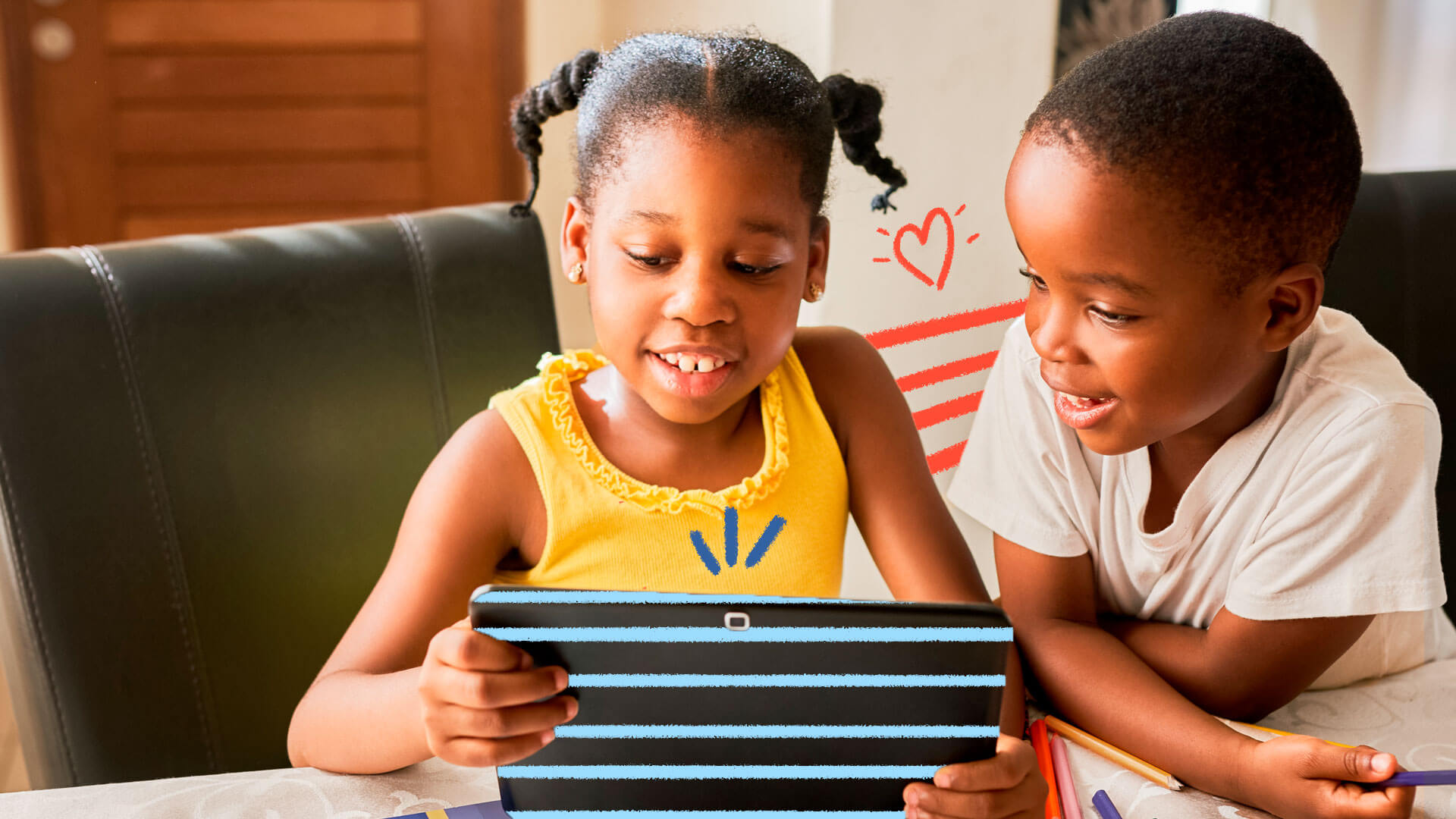 Foto de duas crianças que assistem juntas a brincadeiras on-line via tablet