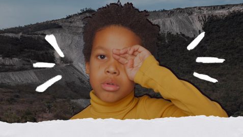 Criança negra coça o olho direito, chorando. Atrás, uma montanha cinza, devastada pela mineração