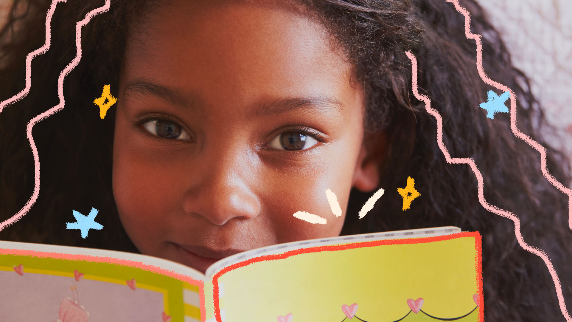 Contação de histórias no Youtube: Close de uma criança negra de cabelos crespos olhando fixamente, com um livro à mão (que cobre parte do seu queixo)