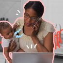 Foto de uma mulher que fala ao celular enquanto segura o bebê no outro braço e olha para a tela de um computador à sua frente