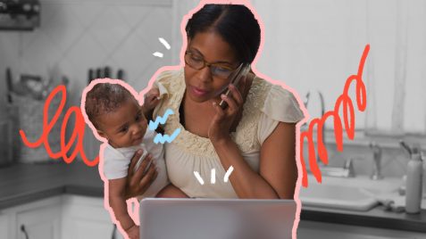 Foto de uma mulher que fala ao celular enquanto segura o bebê no outro braço e olha para a tela de um computador à sua frente