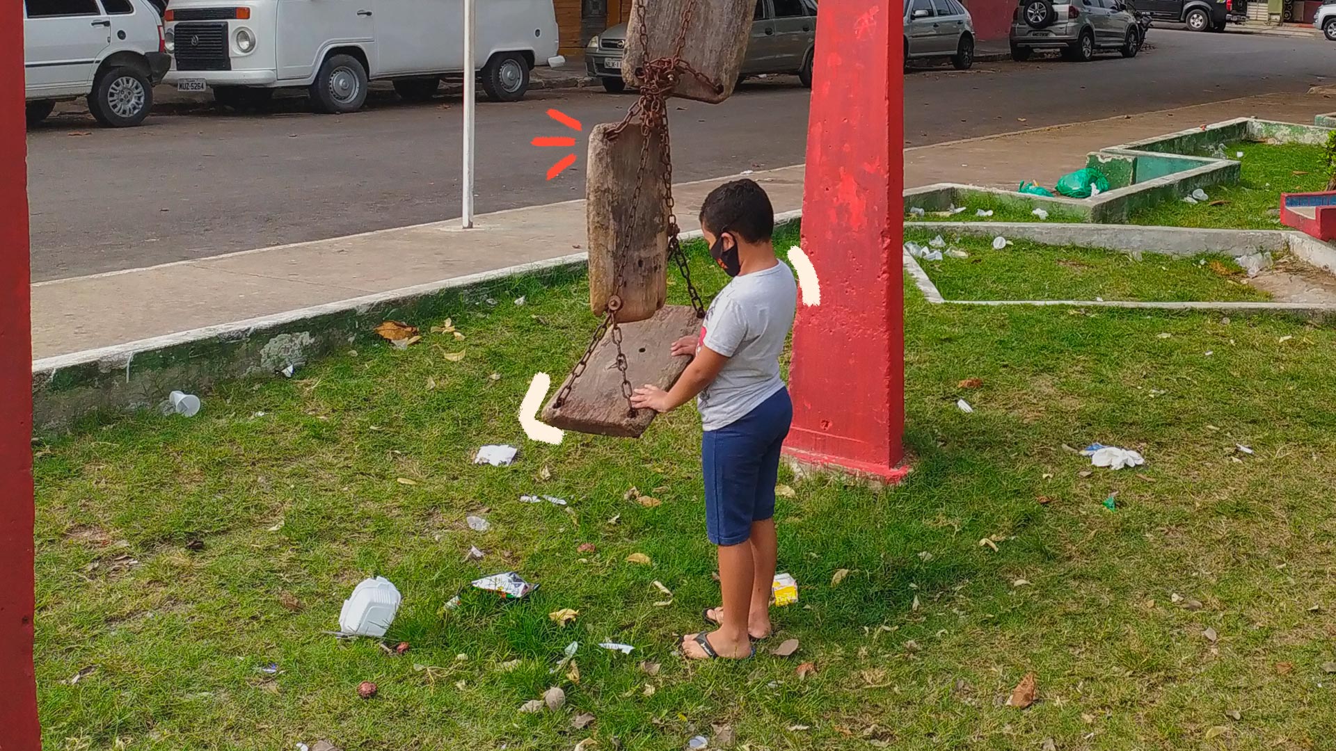 Direito à cidade e crianças: um menino em uma praça, cheia de lixo ao redor, tentando brincar em um balanço formado por blocos de cimento