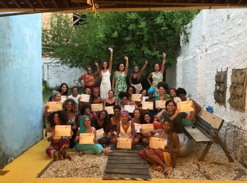 Um grupo de mais de 20 mulheres negras posa para foto