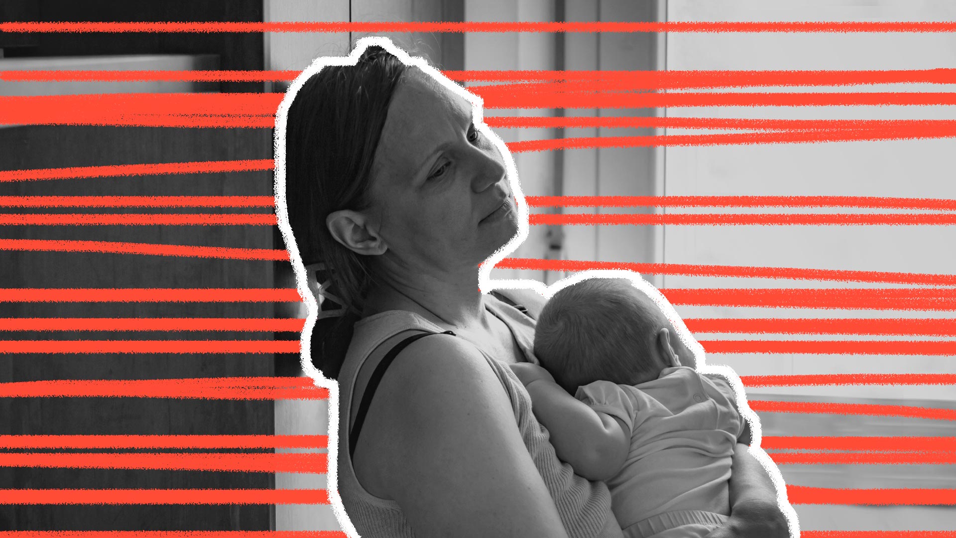 Foto em preto e branco de uma mulher, com semblante muito cansado, com um bebê no colo