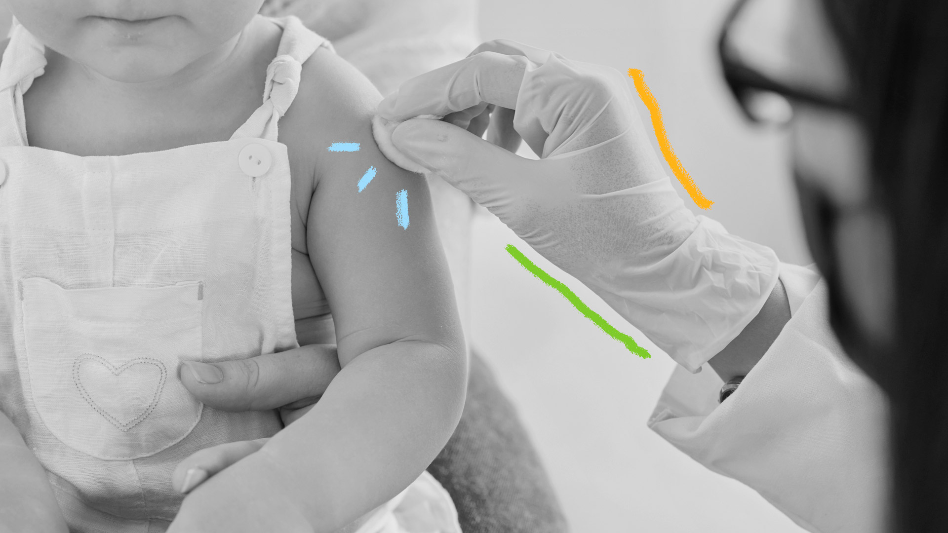 Foto em preto e branco mostra o detalhe de um braço de bebê recebendo uma injeção por um profissional da saúde