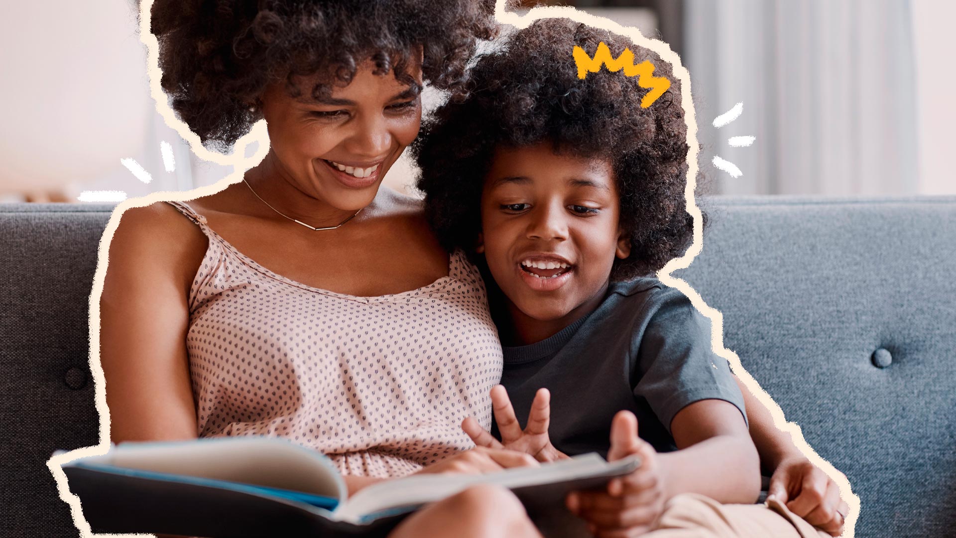 Mãe e filho, ambos negros e com cabelos crespos e penteado black power, estão sorrindo e lendo um livro