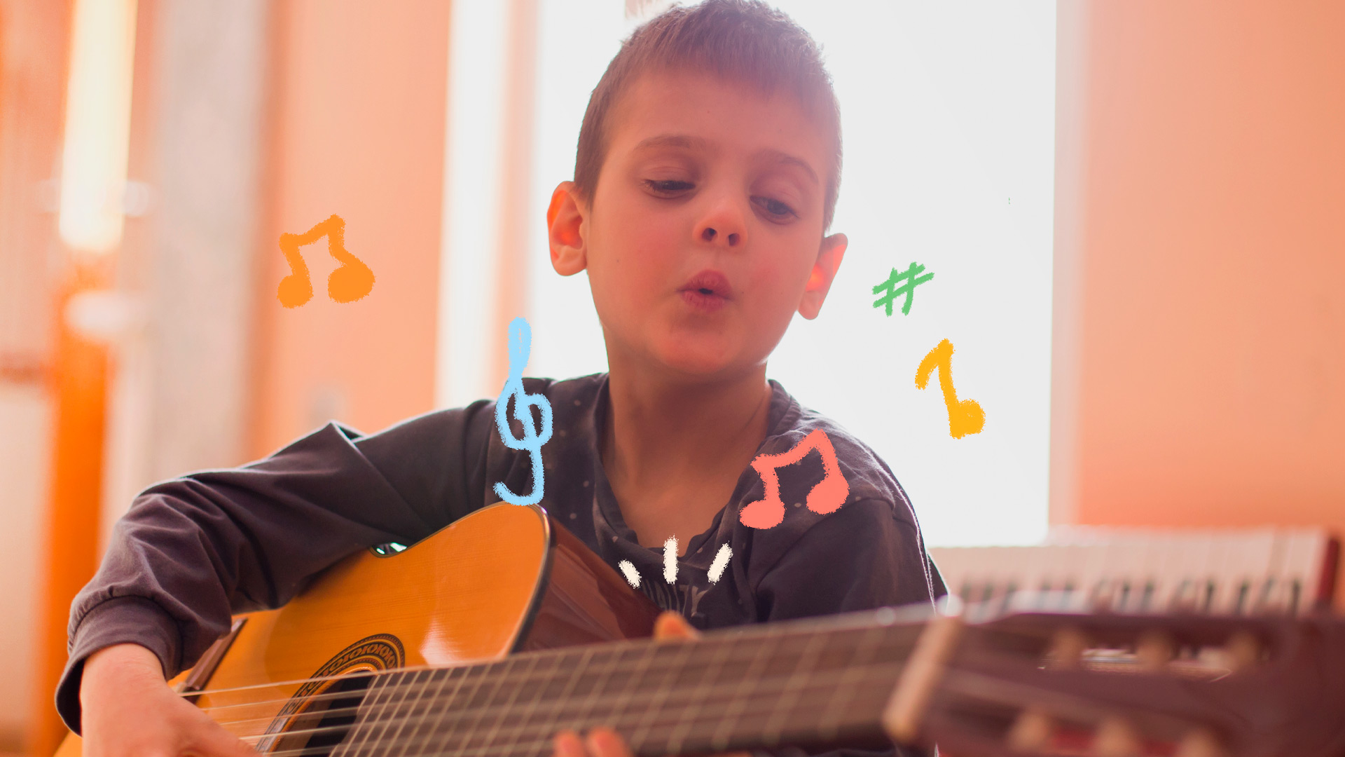 Um menino toca violão e canta. Ao redor, estão desenhadas notas musicais
