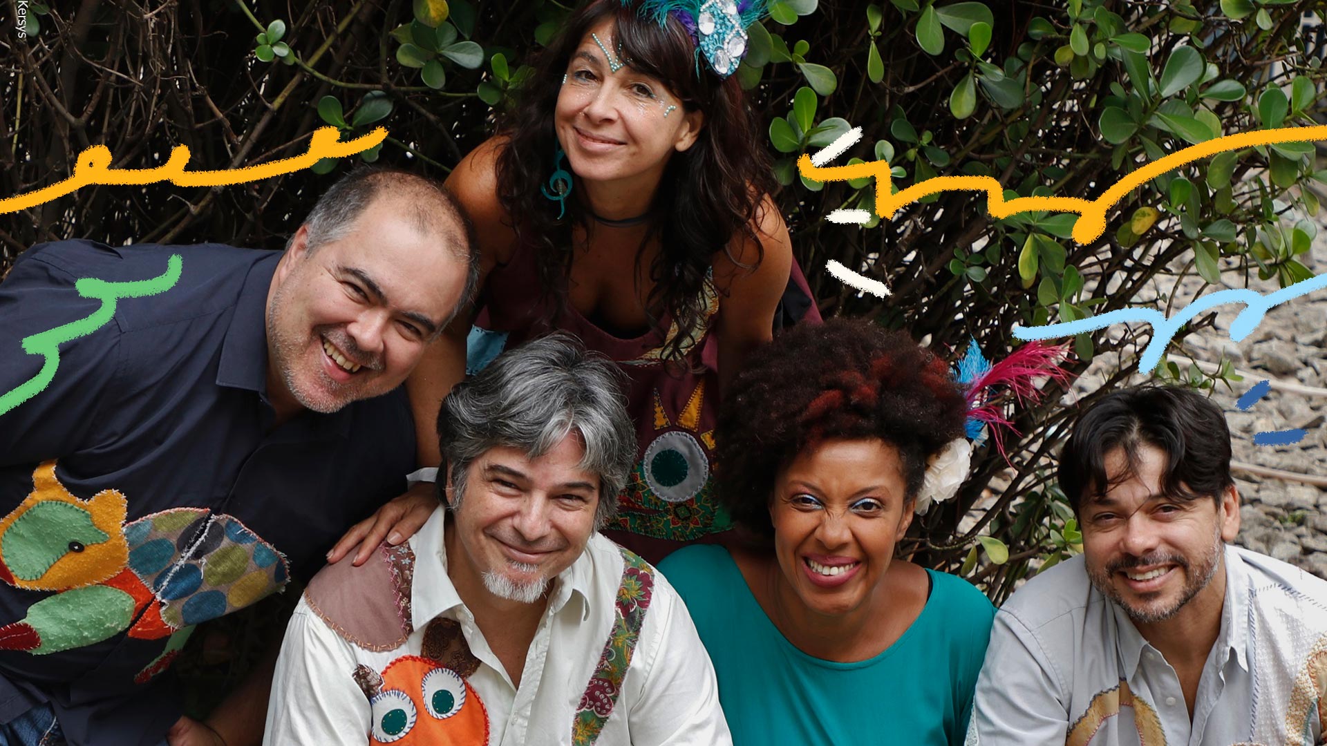 Integrantes do grupo musical Brasileirinhos posam sorridentes na fotografia